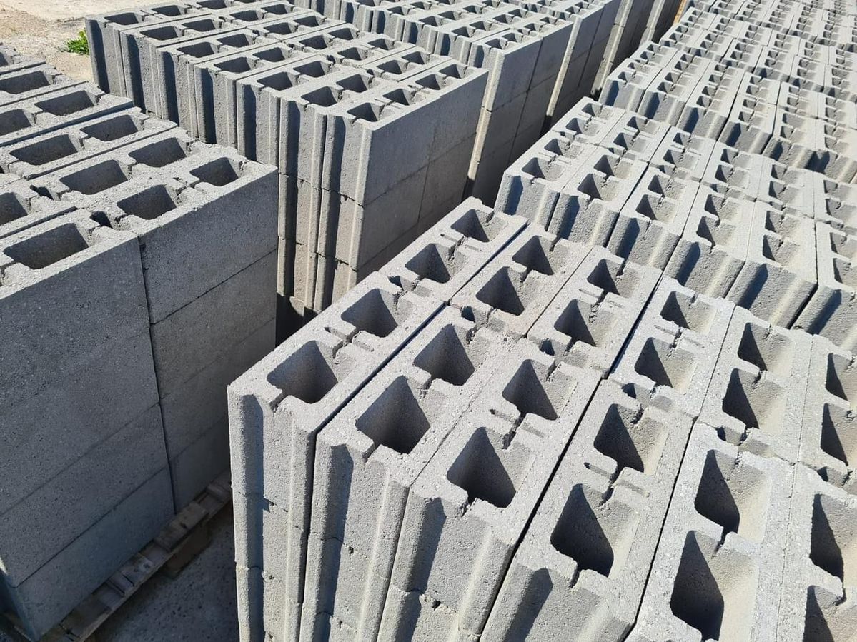 Bloques para construcción estibados y listos para distribución